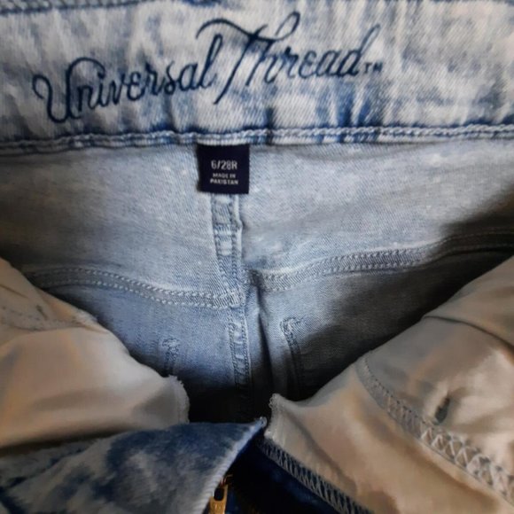 Universal Thread Frayed Hem High Rise Skinny Light Wash Jeans Size 6 - Picture 4 of 4